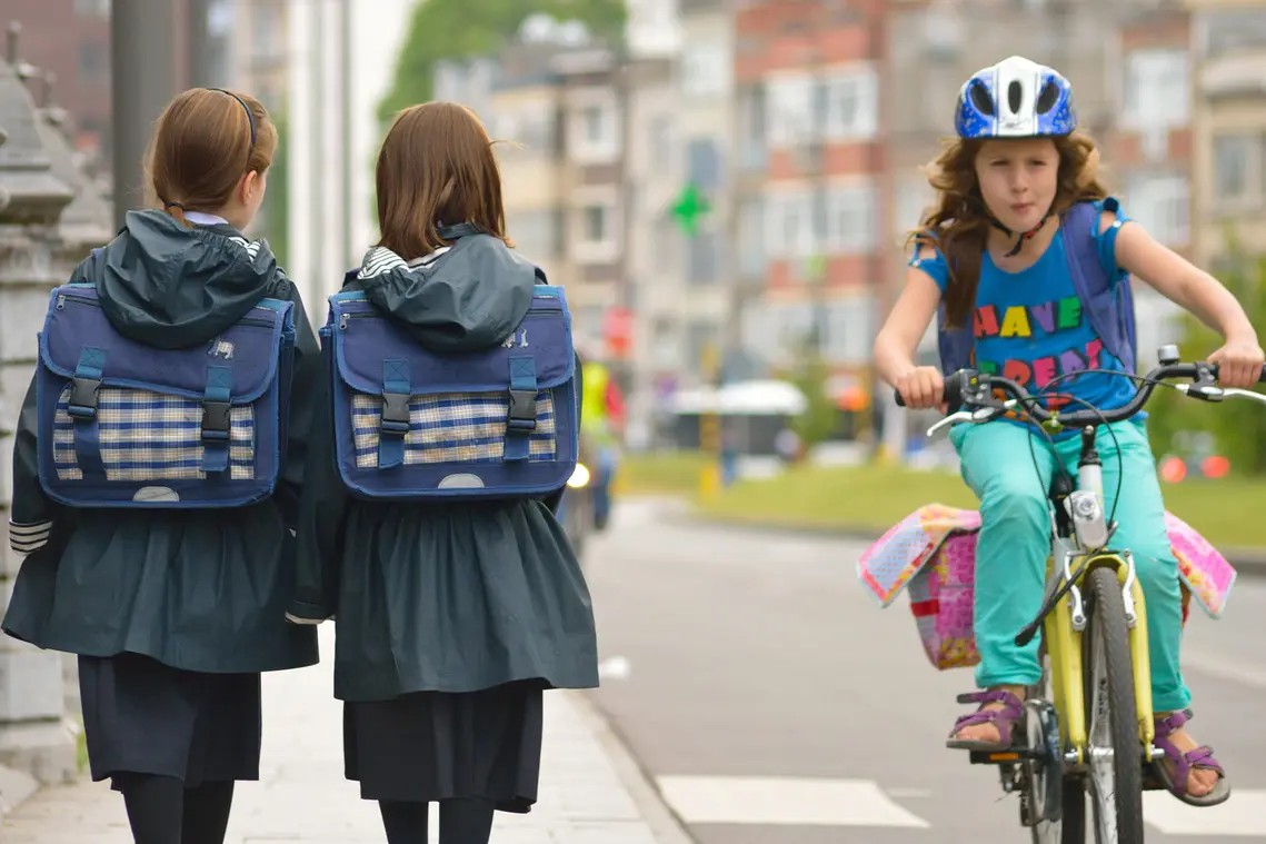 Imagen de chicas, saliendo del coloe para ir a clases particulares