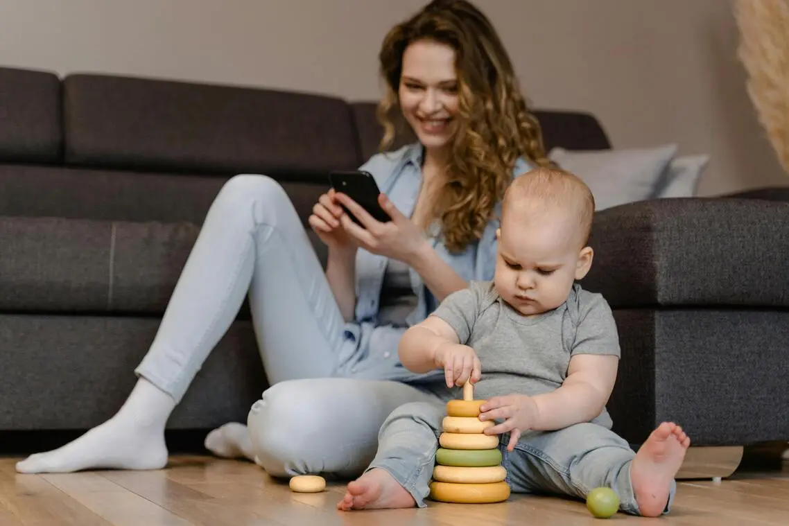 Imagen de una chica, cuidando a un bebe