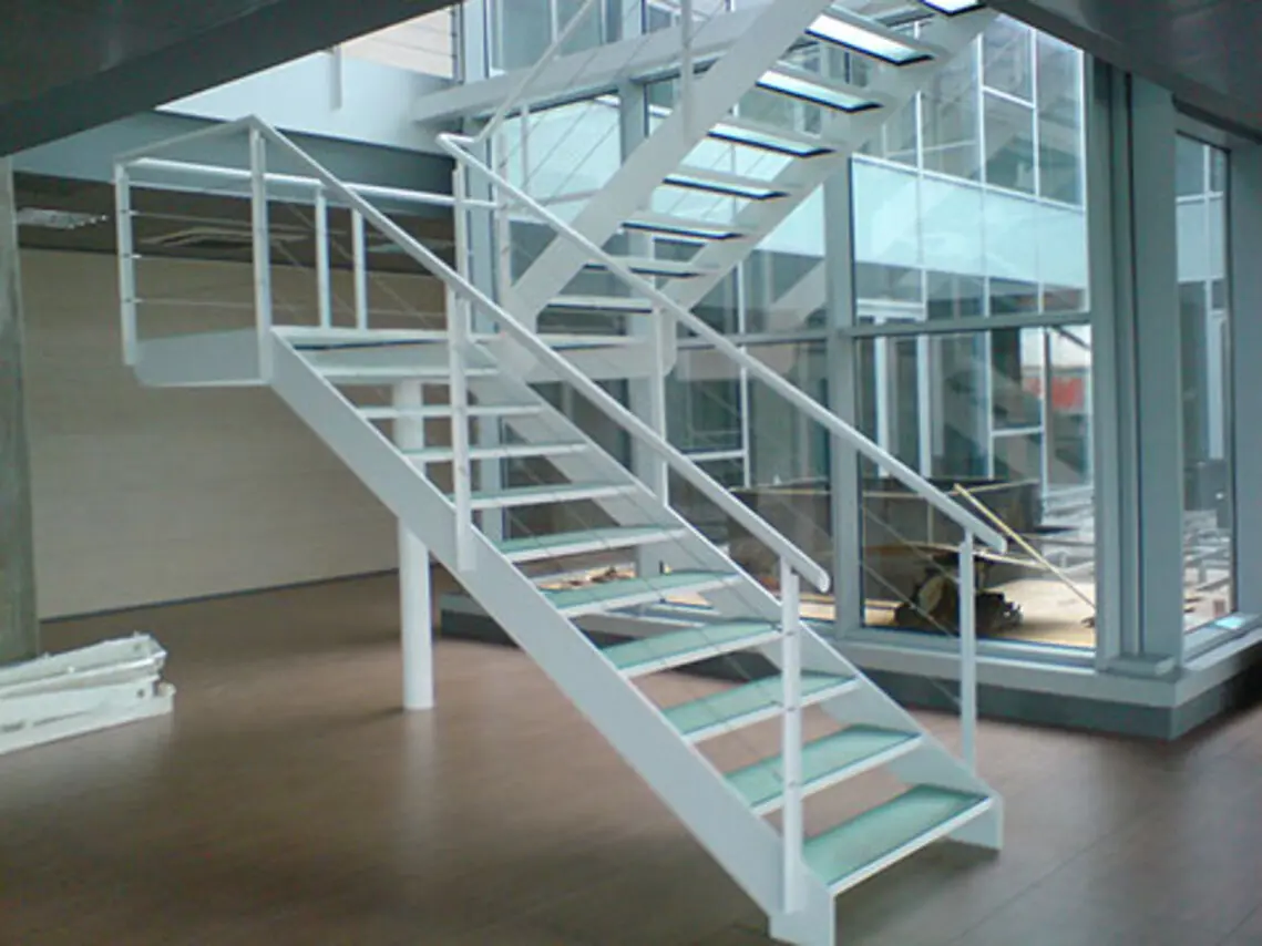 Imagen de escalera de hierro, dentro de la vivienda