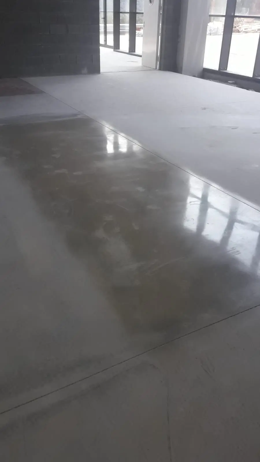 imagen de suelo cerámico puliendo
