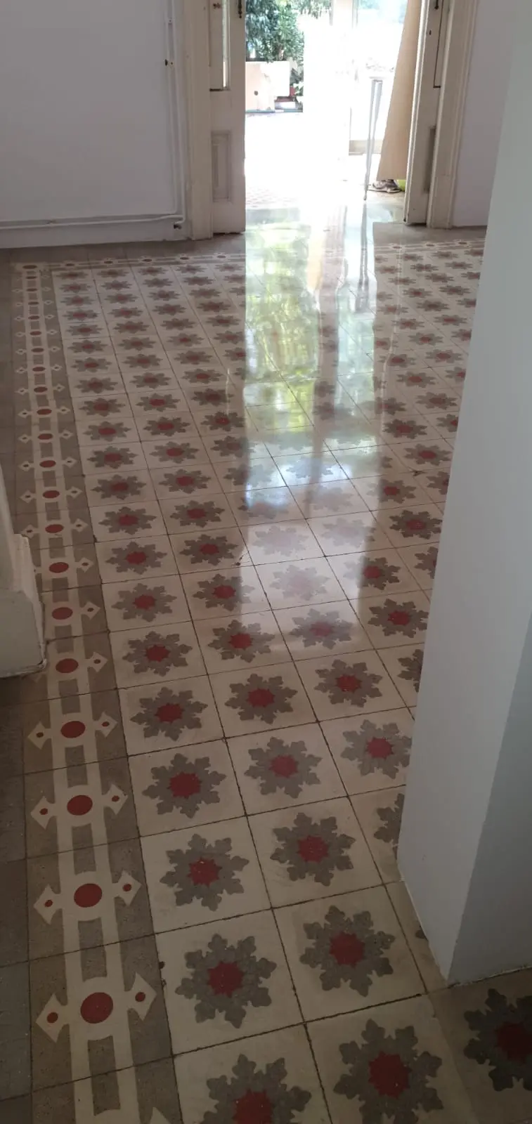 imagen de suelo cerámico antiguo