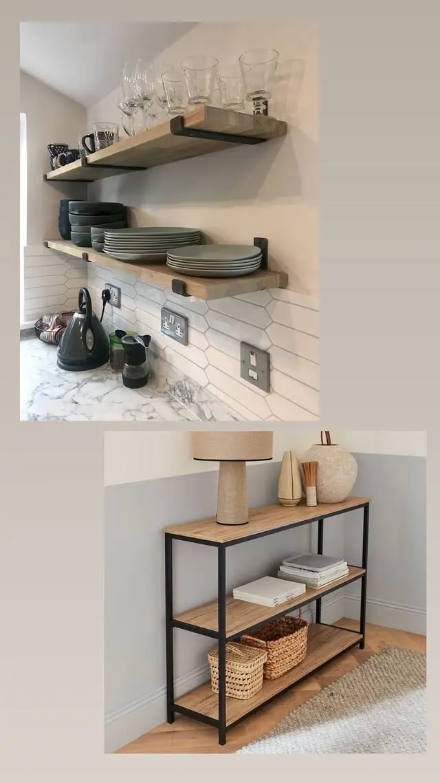 Estantería metálica negra y madera, con acabado moderno