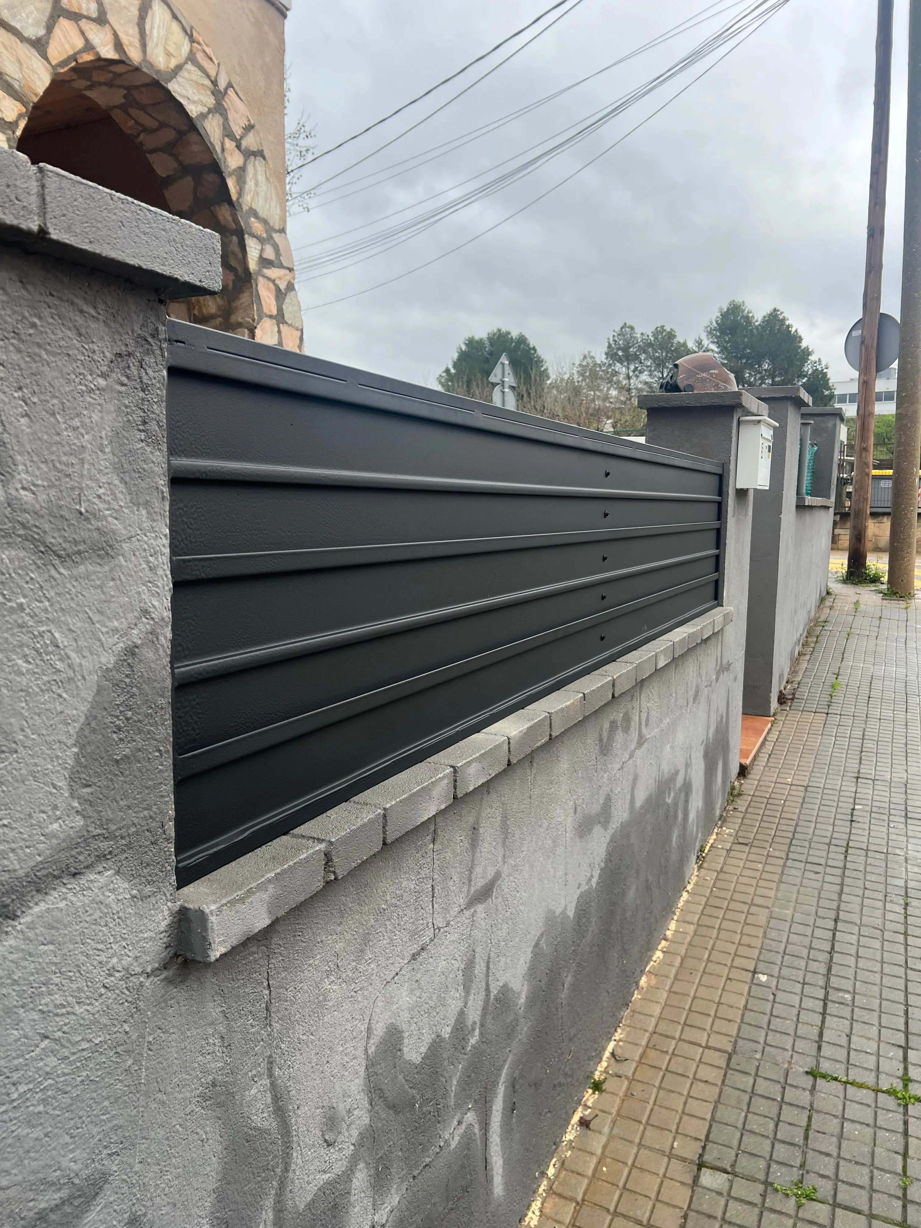 Vallas metálicas instaladas y pintadas.