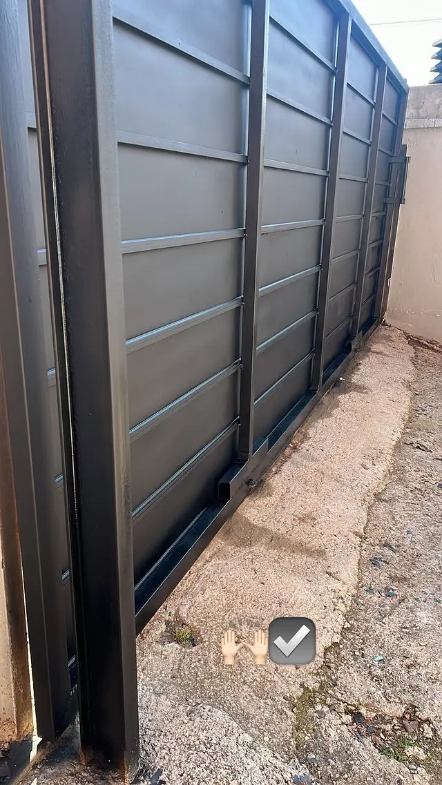 Puerta metálica a medida con diseño personalizado