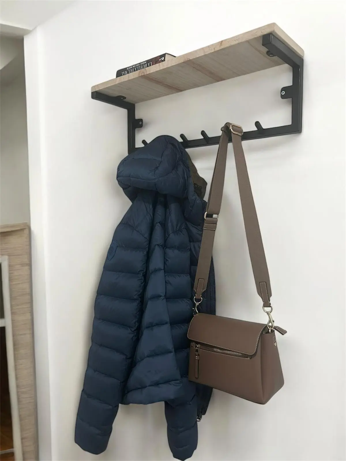 Estanteria con perchero, en metal y madera.